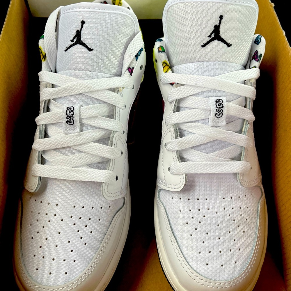 Old school gaming Jordan 1 lows size 5 in kids! Free shipping! Do not have lid!!
